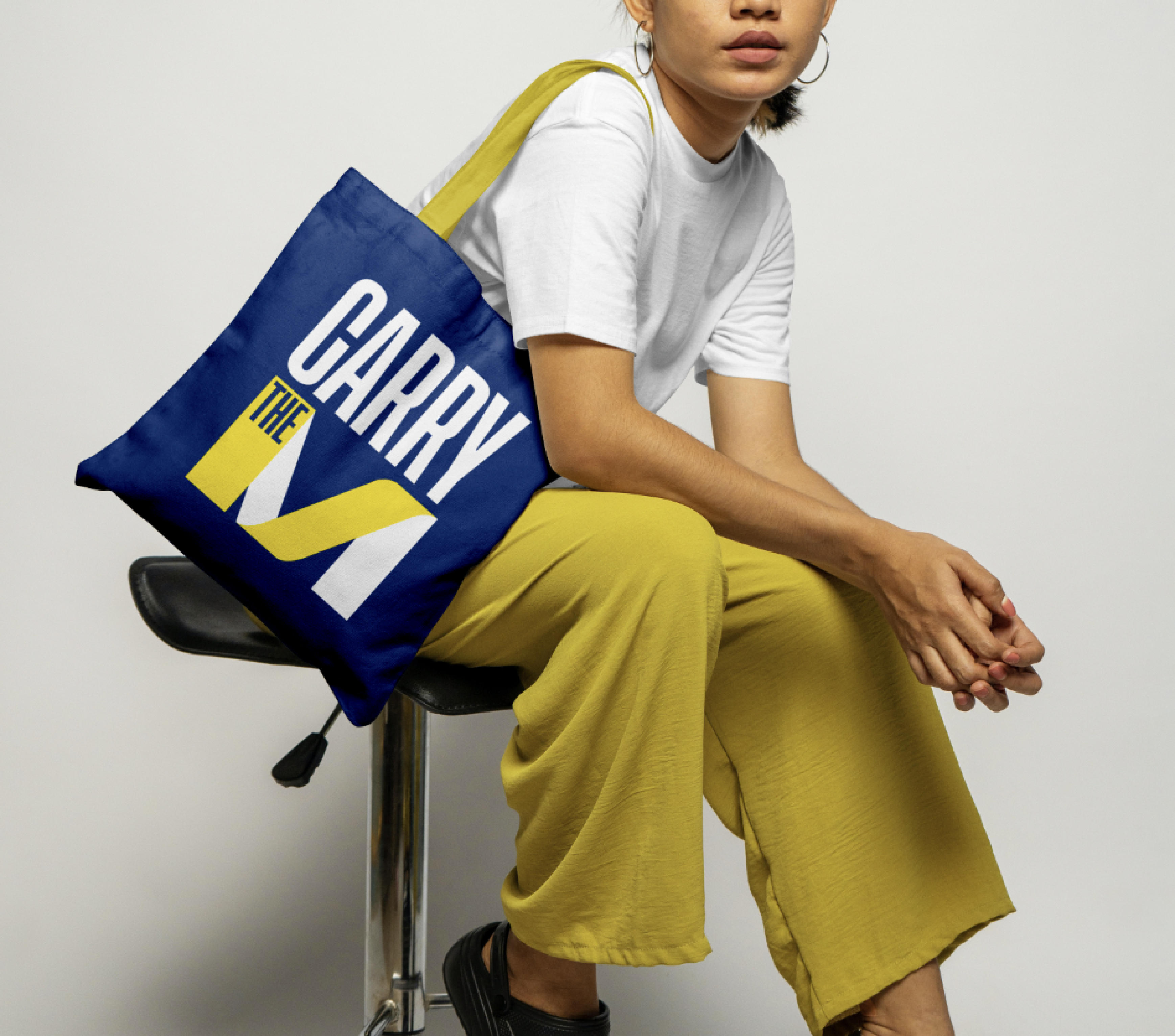 Tote bag with Metro logo and Carry text on it